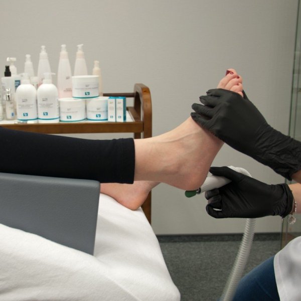 Podnóżek do pedicure na fotel - szary