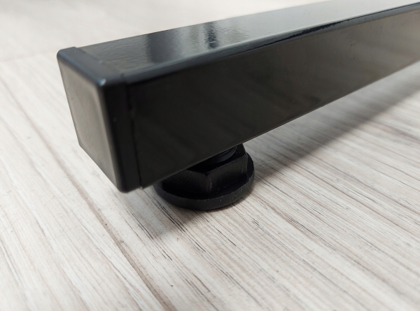 Stojak ekspozytor z 20 haczykami, 2 koszami - CZARNY 