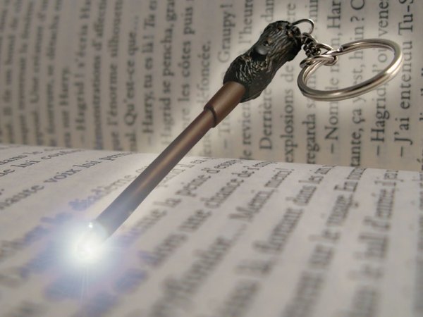 Różdżka Harrego Pottera - Świecący brelok do kluczy