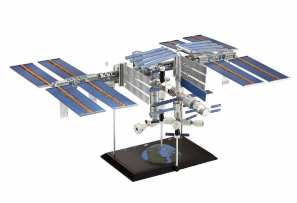Revell Model plastikowy Zestaw upominkowy 25 rocznica International Space Station ISS  1/144