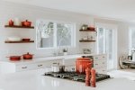 Aranżacja małej kuchni z oknem, czyli jak stworzyć idealne wnętrze?