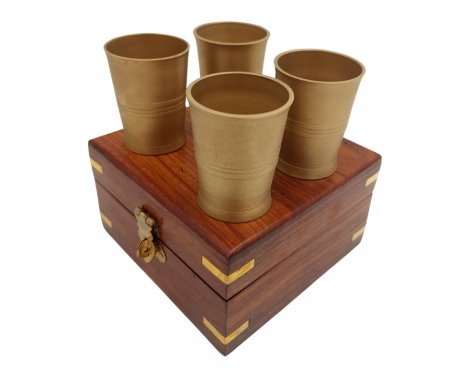 Zestaw 4 metalowych kieliszków mosiężnych w pudełku drewnianym – SE03