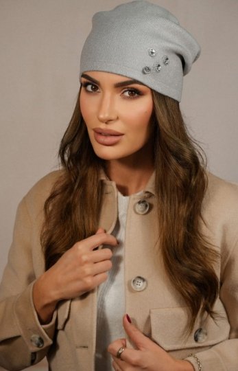 Kamea Marcus czapka z ozdobą z cyrkonii szara