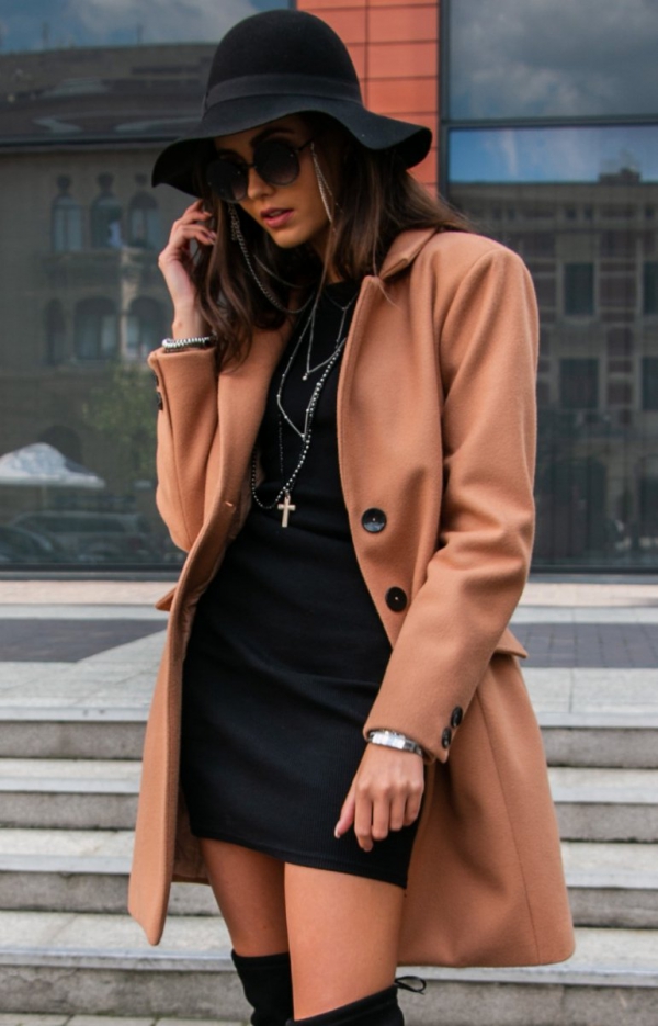 Elegancki płaszcz z wełną karmelowy Roco P012