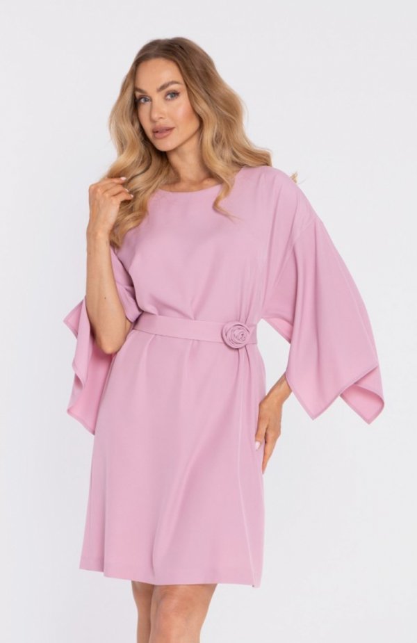Moe sukienka z szerokimi rękawami i paskiem pudrowa M908 