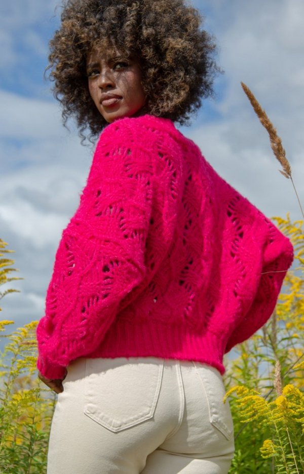 Ażurowy sweter z dekoltem różowy F1482 tył