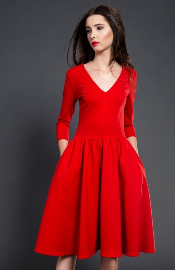 Kasia Miciak rozkloszowana midi sukienka czerwona