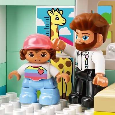 LEGO Duplo 10968 Wizyta u Lekarza Pani Doktor Dosia Miś Miarka Żyrafy 2+