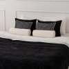 Schwarz-weißes Set aus dekorativen Kissen für das Schlafzimmer, Colet + Pepita.