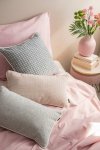Różowa poduszka dekoracyjna jodełka 50x30