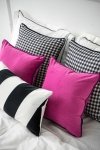 Różowo czarny zestaw poduszek dekoracyjnych do sypialni