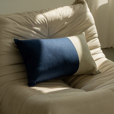 Split Wollkissen in Blau-Grau 60x40 cm, Dekorativ.