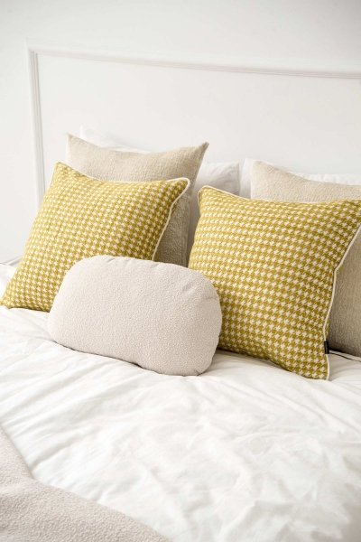 Gelbes Set von 5 dekorativen Kissen für das Schlafzimmer Cord