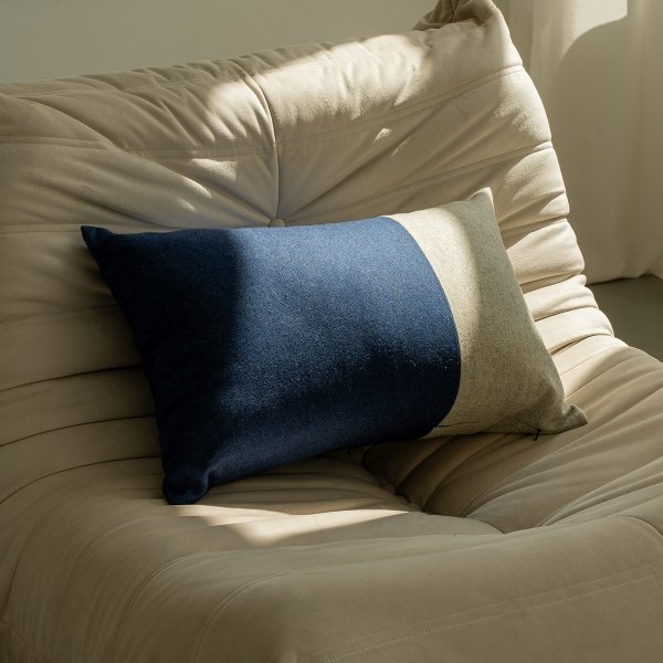 Split Wollkissen in Blau-Grau 60x40 cm, Dekorativ.