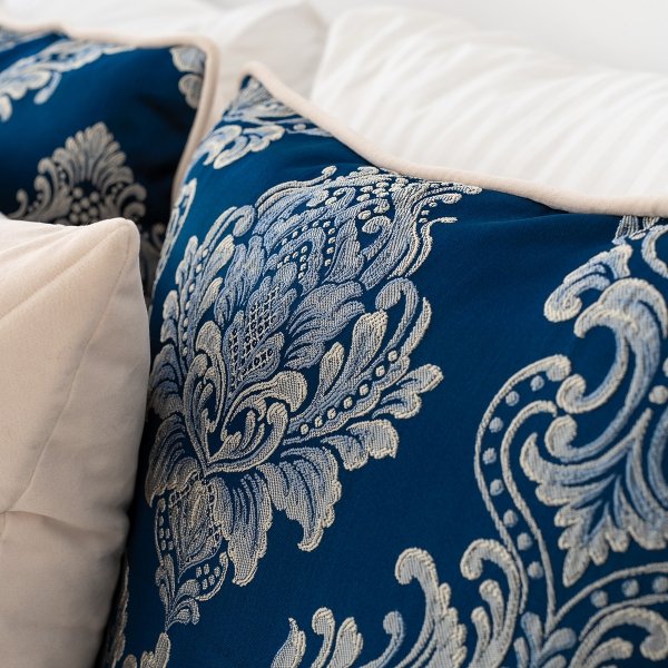 Marineblau-Cremefarbene Set aus dekorativen Kissen und Tagesdecke für das Schlafzimmer, Colet + Queen.