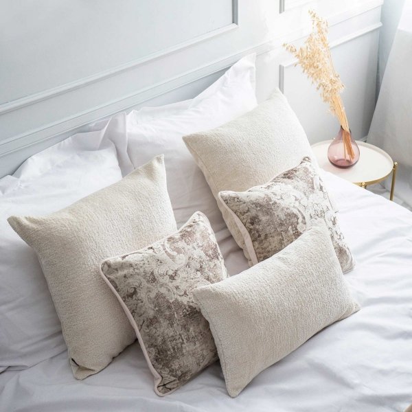 Cremefarbenes Set mit 5 dekorativen Kissen für Schlafzimmer