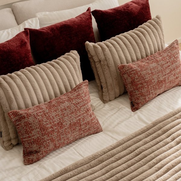 White Set of 5 Decorative Bedroom Pillows - Calm