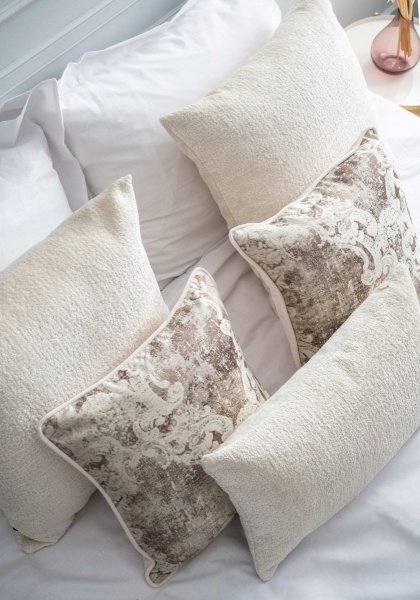 Kremowy zestaw 5 poduszek dekoracyjnych do sypialni