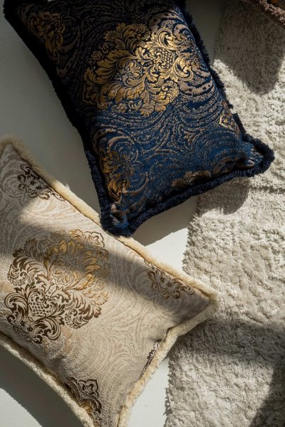 Granatowy zestaw 7 poduszek dekoracyjnych do sypialni Aurum 