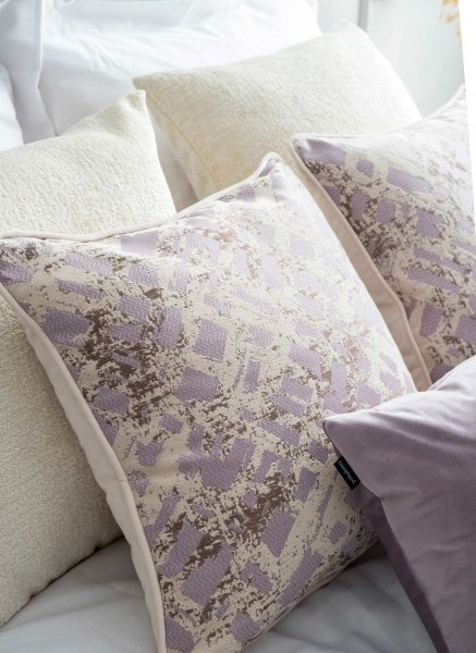 Liliowo kremowy zestaw poduszek dekoracyjnych do sypialni 