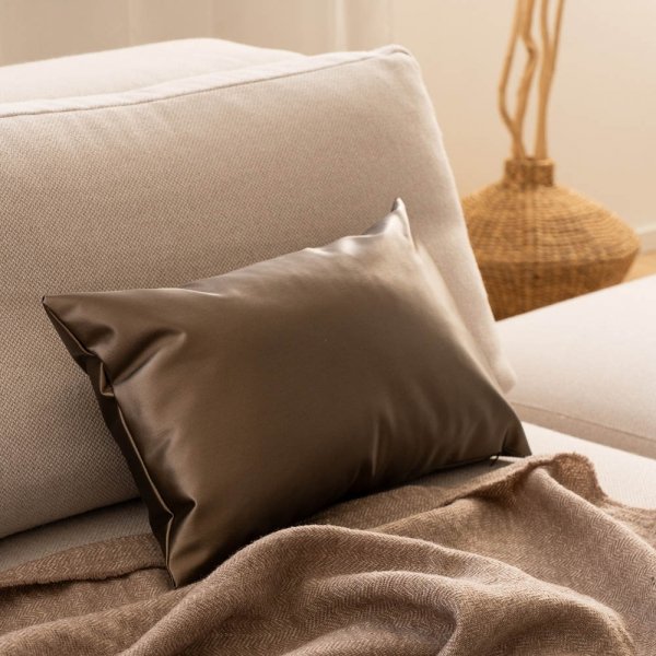 Ciemnobrązowa poduszka dekoracyjna Spark