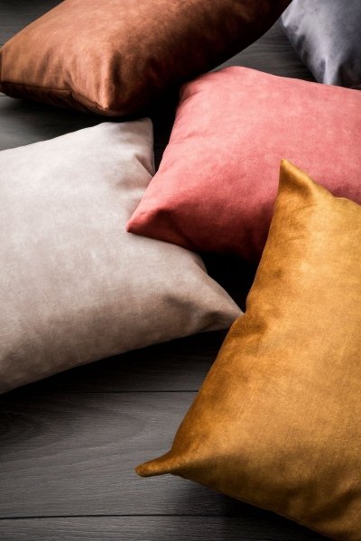 Glossy kremowa poduszka dekoracyjna 45x45