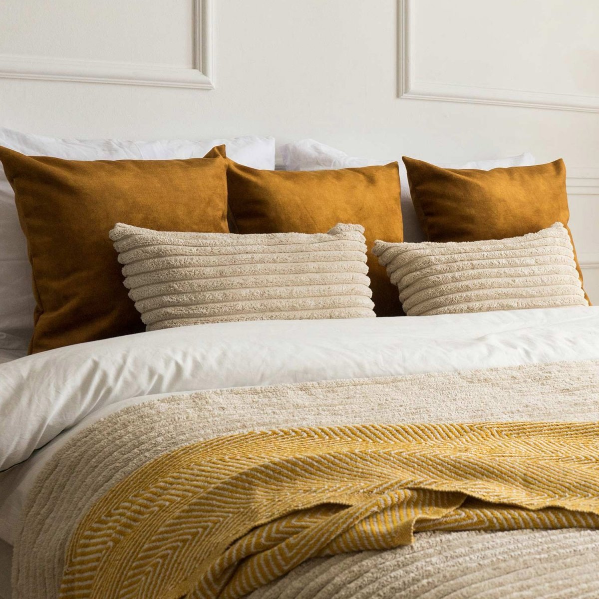 Złoto-kremowy zestaw poduszek dekoracyjnych Glossy