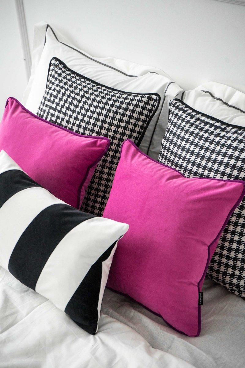 Różowo-czarny zestaw poduszek dekoracyjnych do sypialni