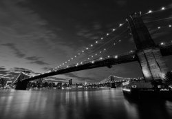 Fototapeta do salonu - Brooklyn Bridge nocą BW - 366x254 cm
