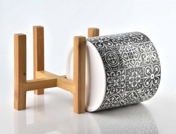 Osłonka ceramiczna na drewnianym stojaku - Szaro biała - 12cm