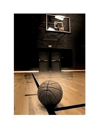 Basketball on court with hoop in the background - reprodukcja