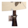 Lampa stołowa. Klosz wykonany jest z mocnego materiału a podstawa z eleganckiej ciemnej ceramiki. Rozmiar: 40 x 20 x 65cm. Oprawka: E27 (standardowa żarówka). Napięcie robocze: 230V.