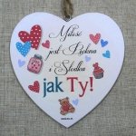 Drewniana tabliczka w kształcie serca z napisem 'Miłość jest Piękna i Słodka Jak Ty'.Wzór 72. Rozmiar 7 cm